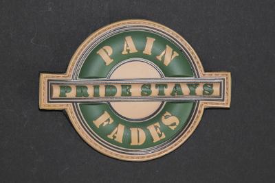 PAIN FADES PRIDE STAYS grün beige