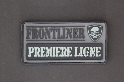 "PREMIERE LIGNE", ("FIRST LINE"), nachleuchtend, aus unserer legendären "FRONTLINER-Collection"