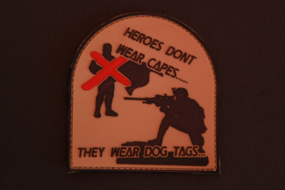 3DRubber Patch:"HEROES DON'T WEAR CAPES" beige Scharfschütze