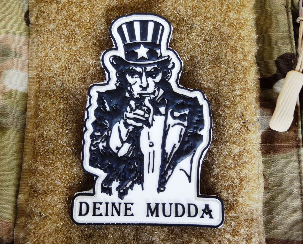 3D Rubber Patch:"DEINE MUDDA" schwarz weiß
