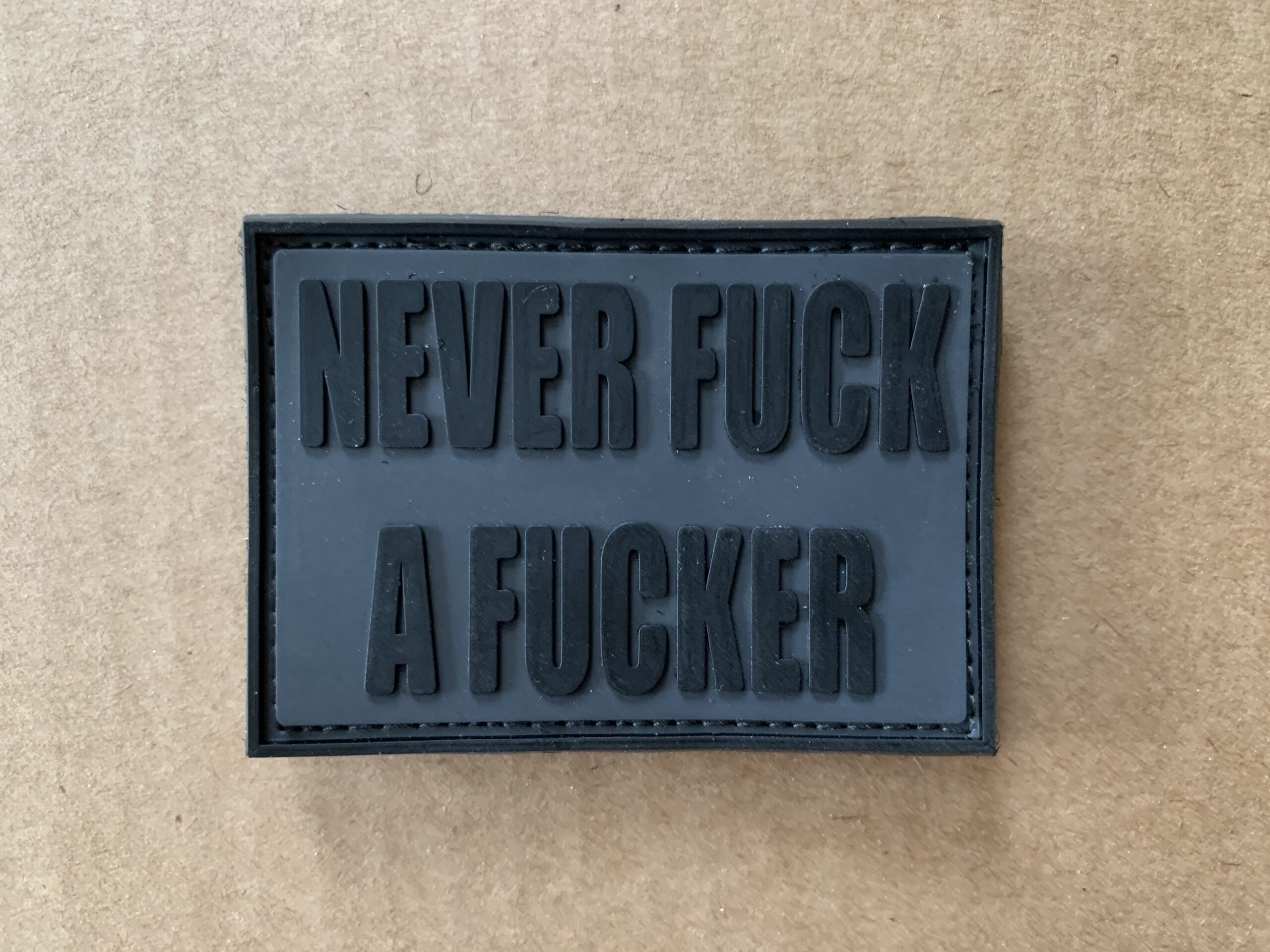 3D Rubberpatch: "NEVER FUCK A FUCKER" schwarz – Bild 2