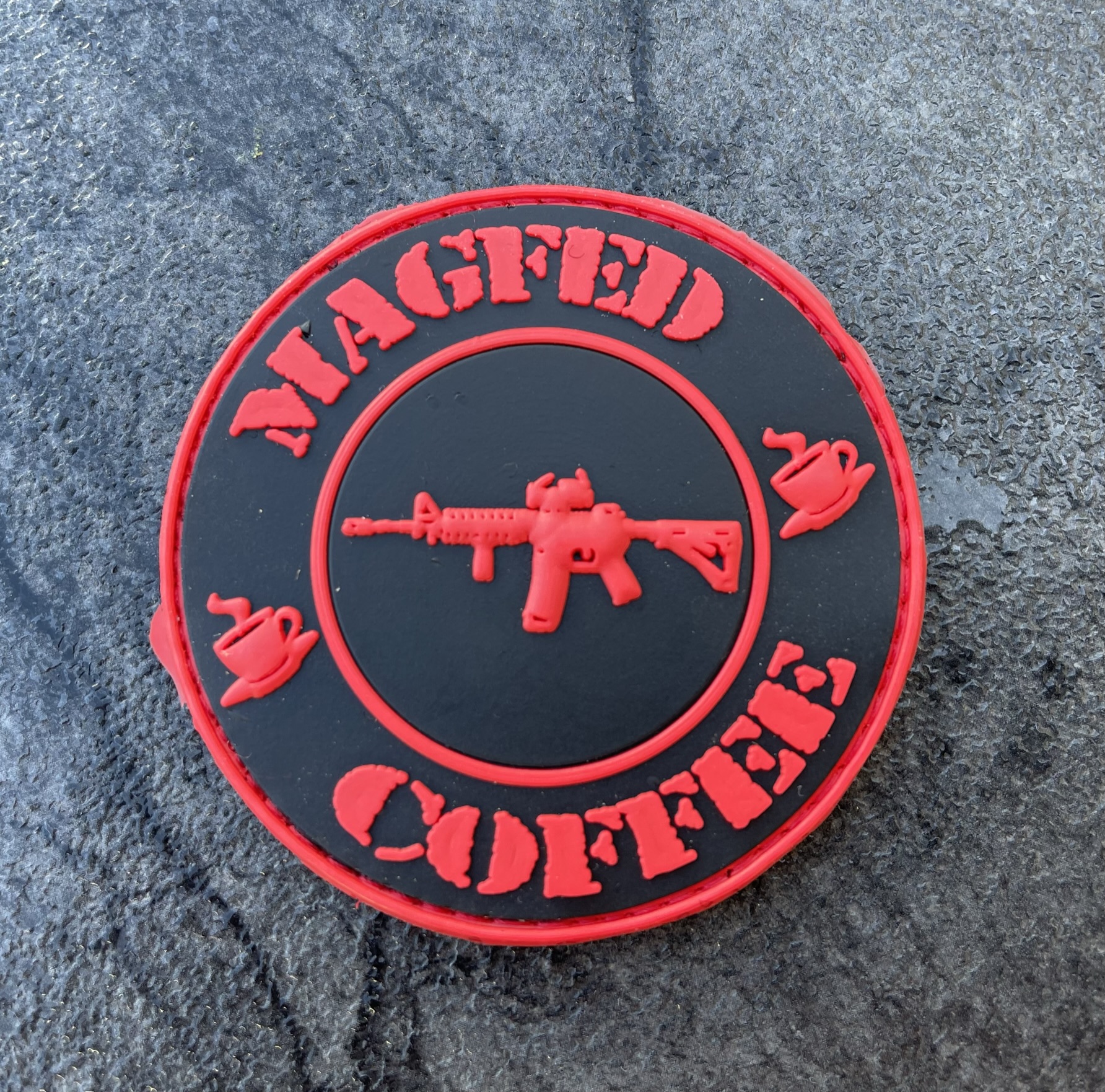3D Rubberpatch: "MAGFED & COFFEE" rot auf schwarz – Bild 2