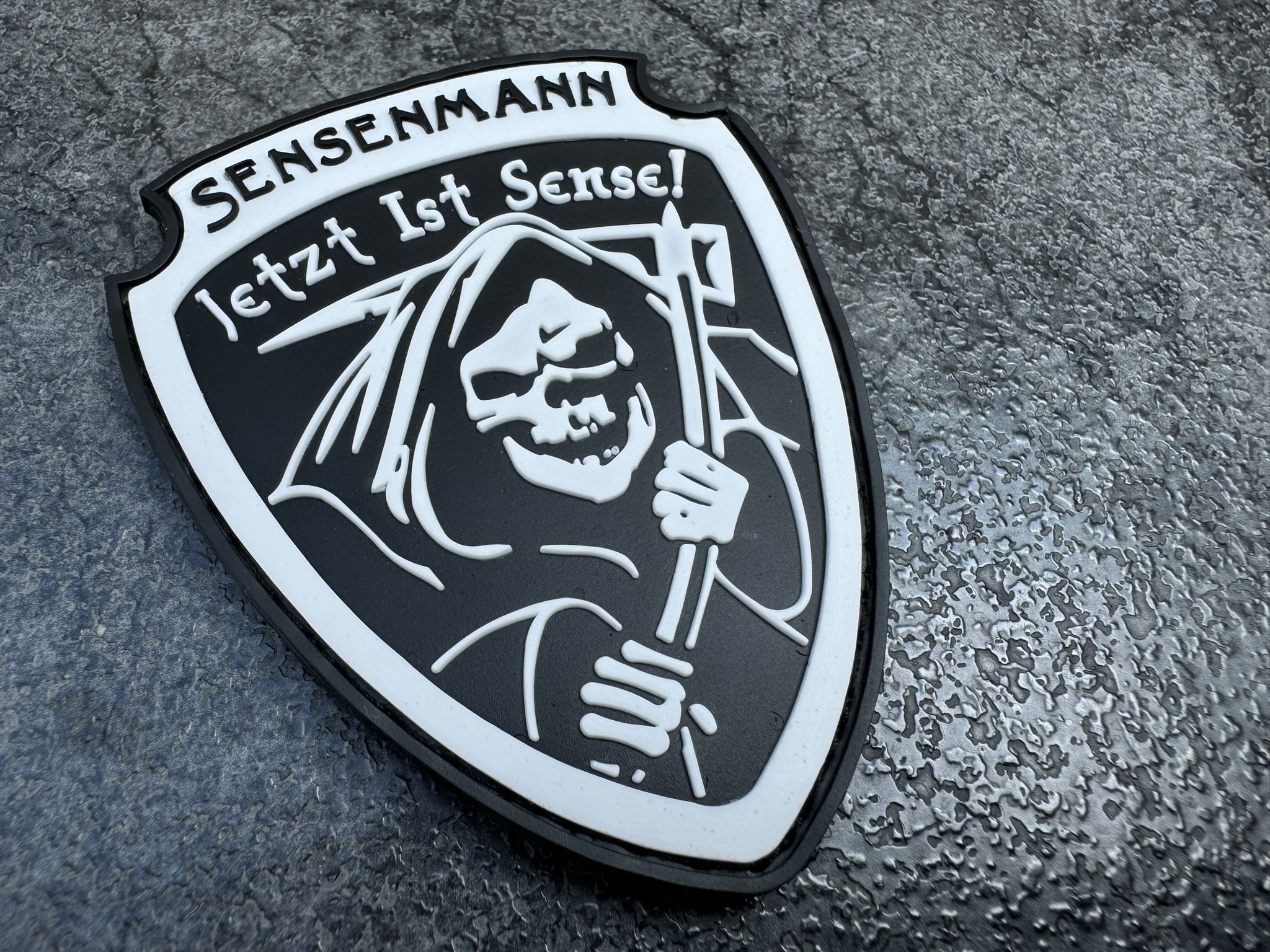 Rubberpatch: "SENSENMANN", weiß auf schwarz – Bild 2