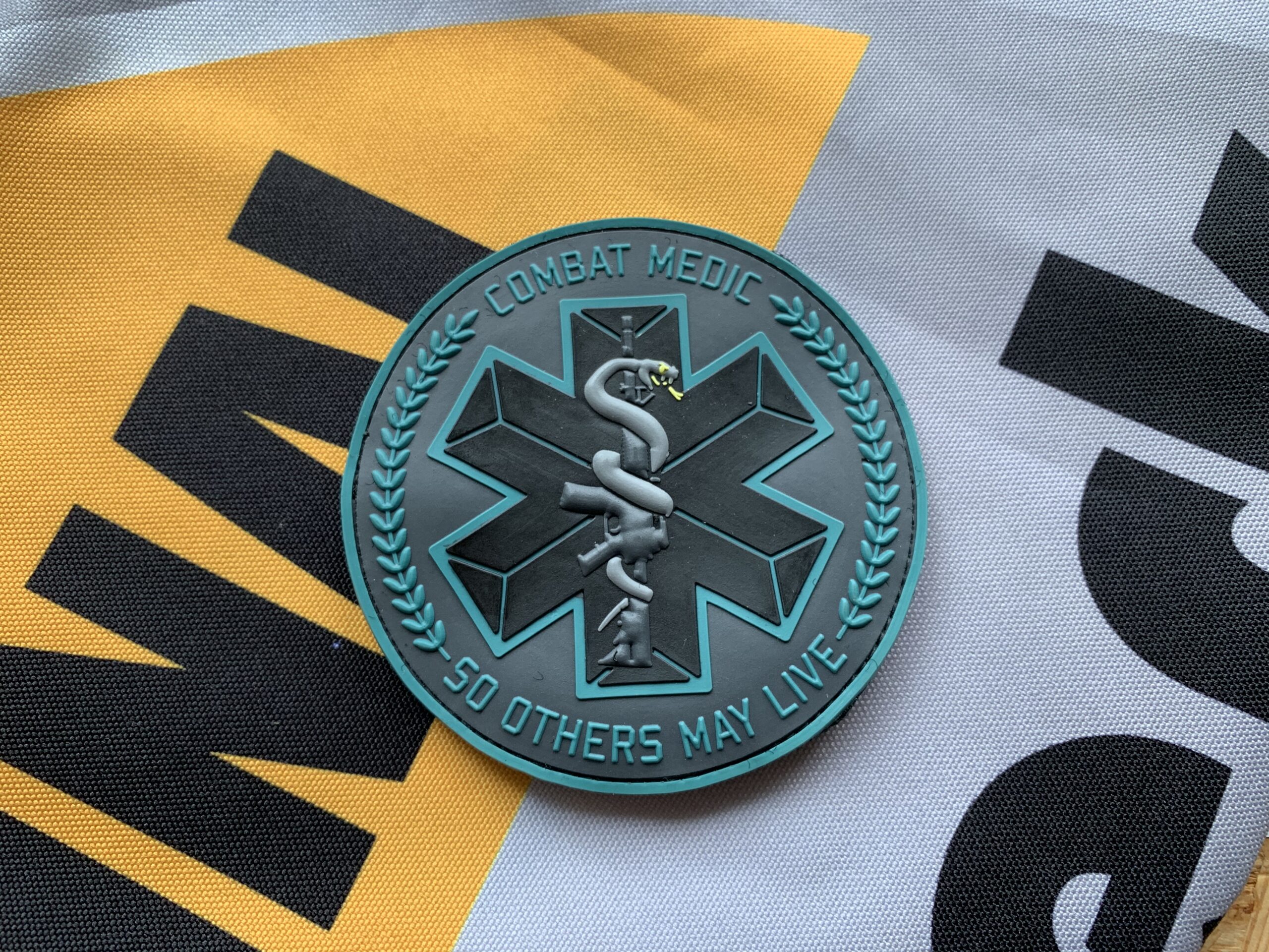 3D Rubber MORALE PATCH: "COMBAT MEDIC" grau – Bild 2