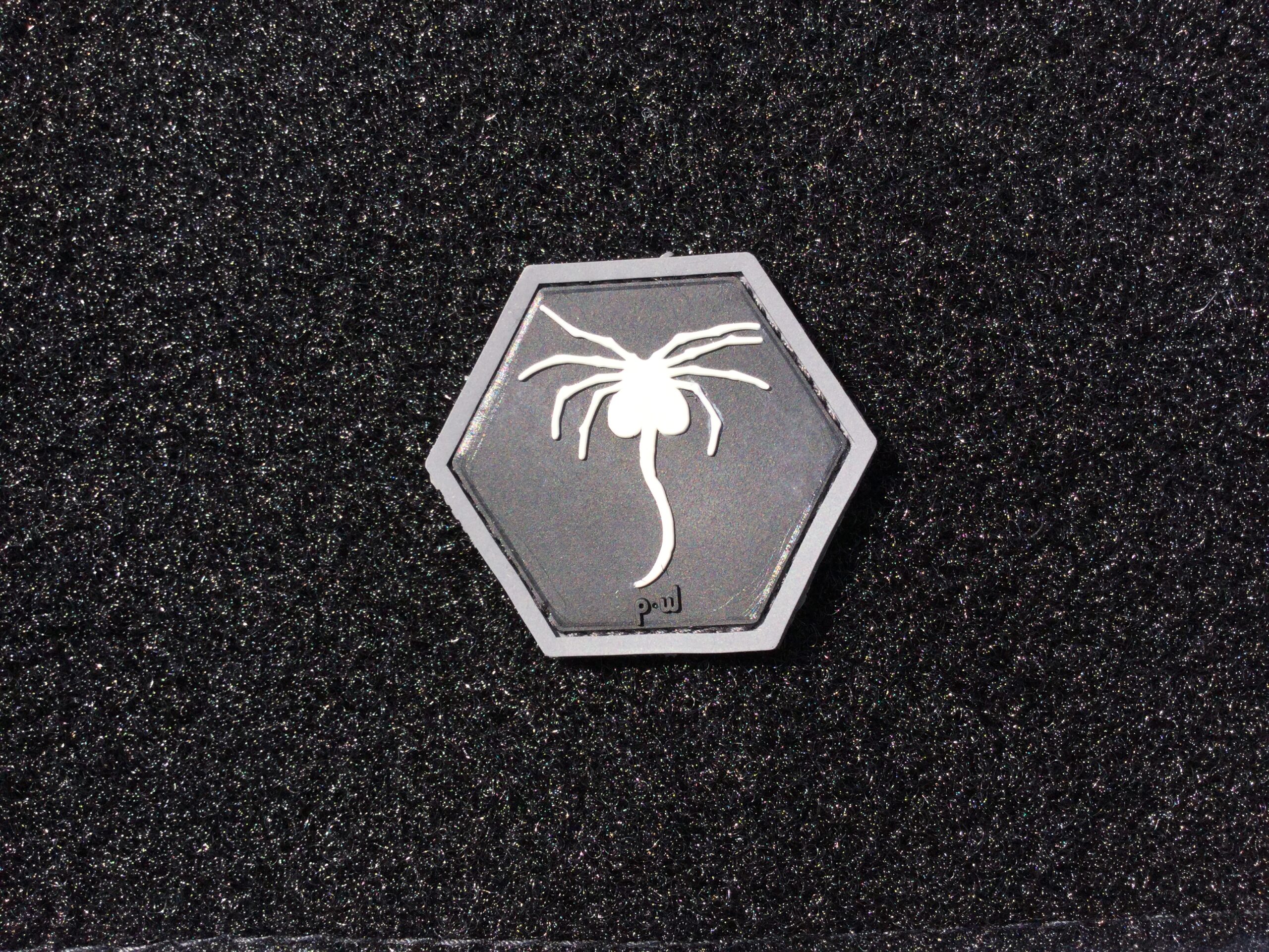 HEXPATCH:"FACEHUGGER" nachleuchtend – Bild 3