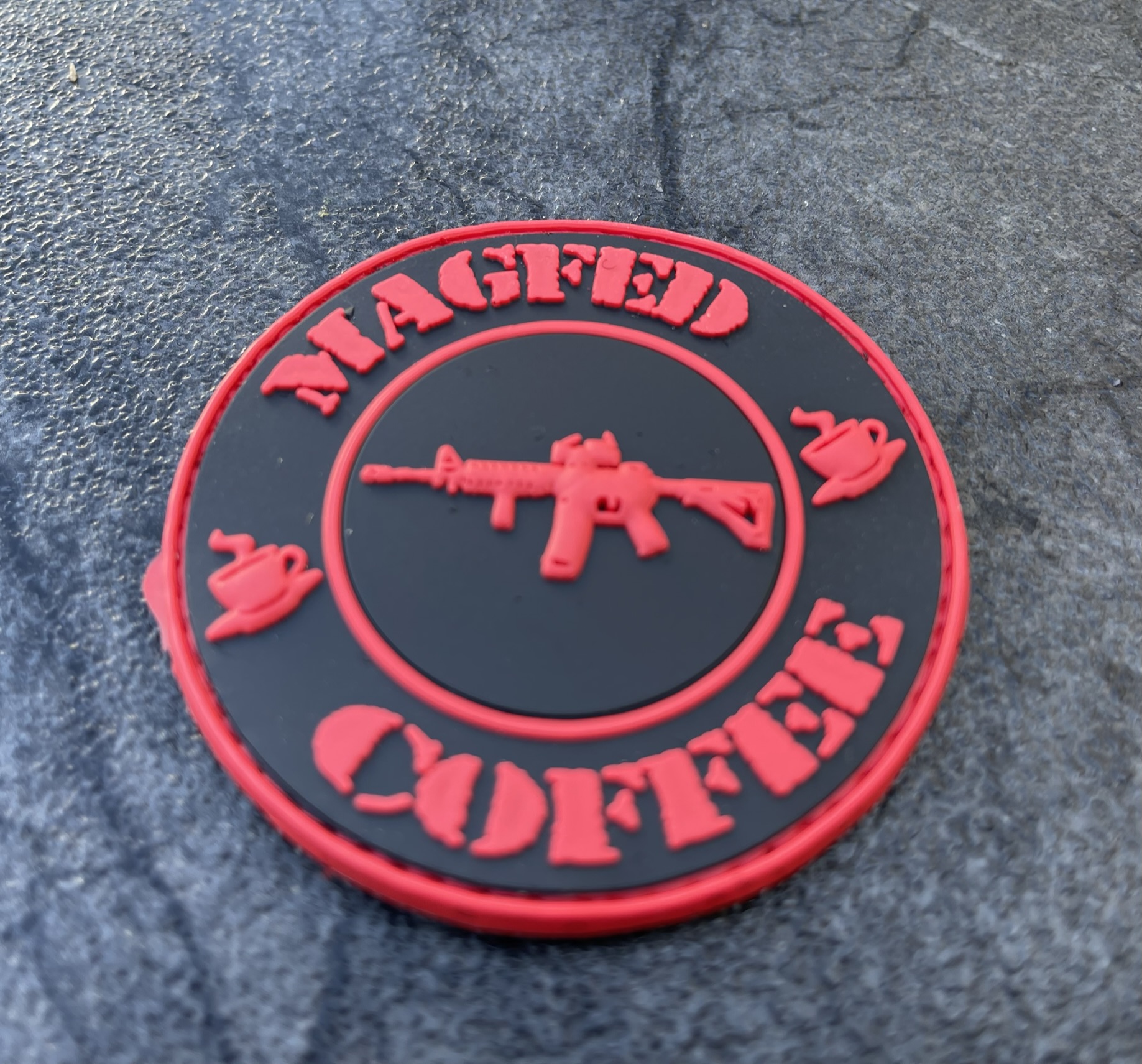 3D Rubberpatch: "MAGFED & COFFEE" rot auf schwarz – Bild 3