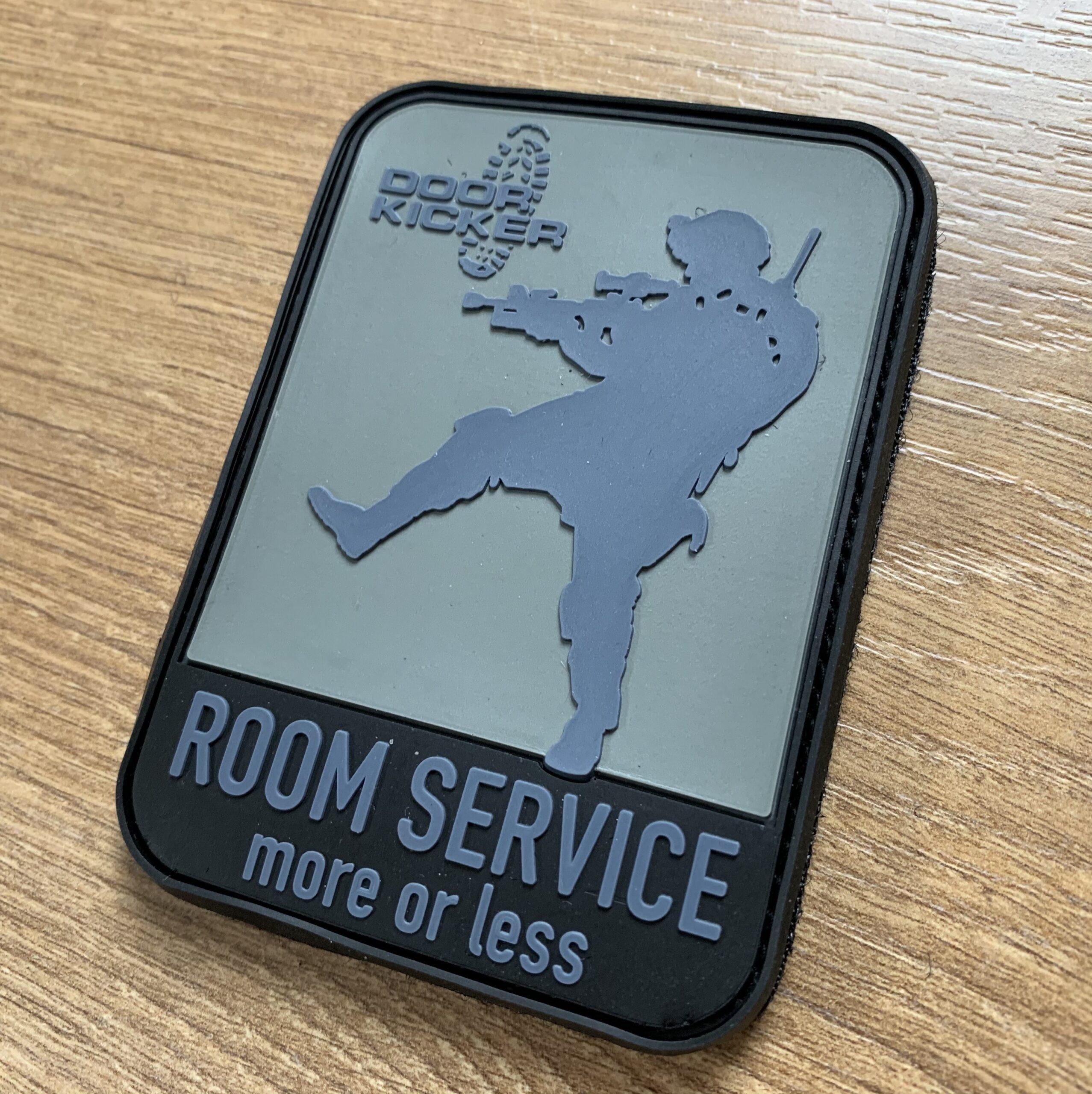 3D Rubberpatch: "ROOM SERVICE more or less" grün/grau – Bild 2
