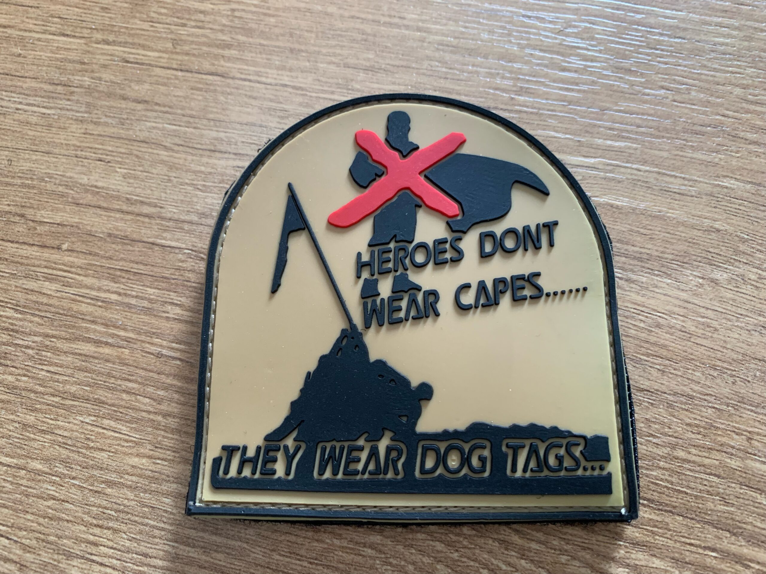 3DRubber Patch:"HEROES DON'T WEAR CAPES" beige IWO JIMA – Bild 2
