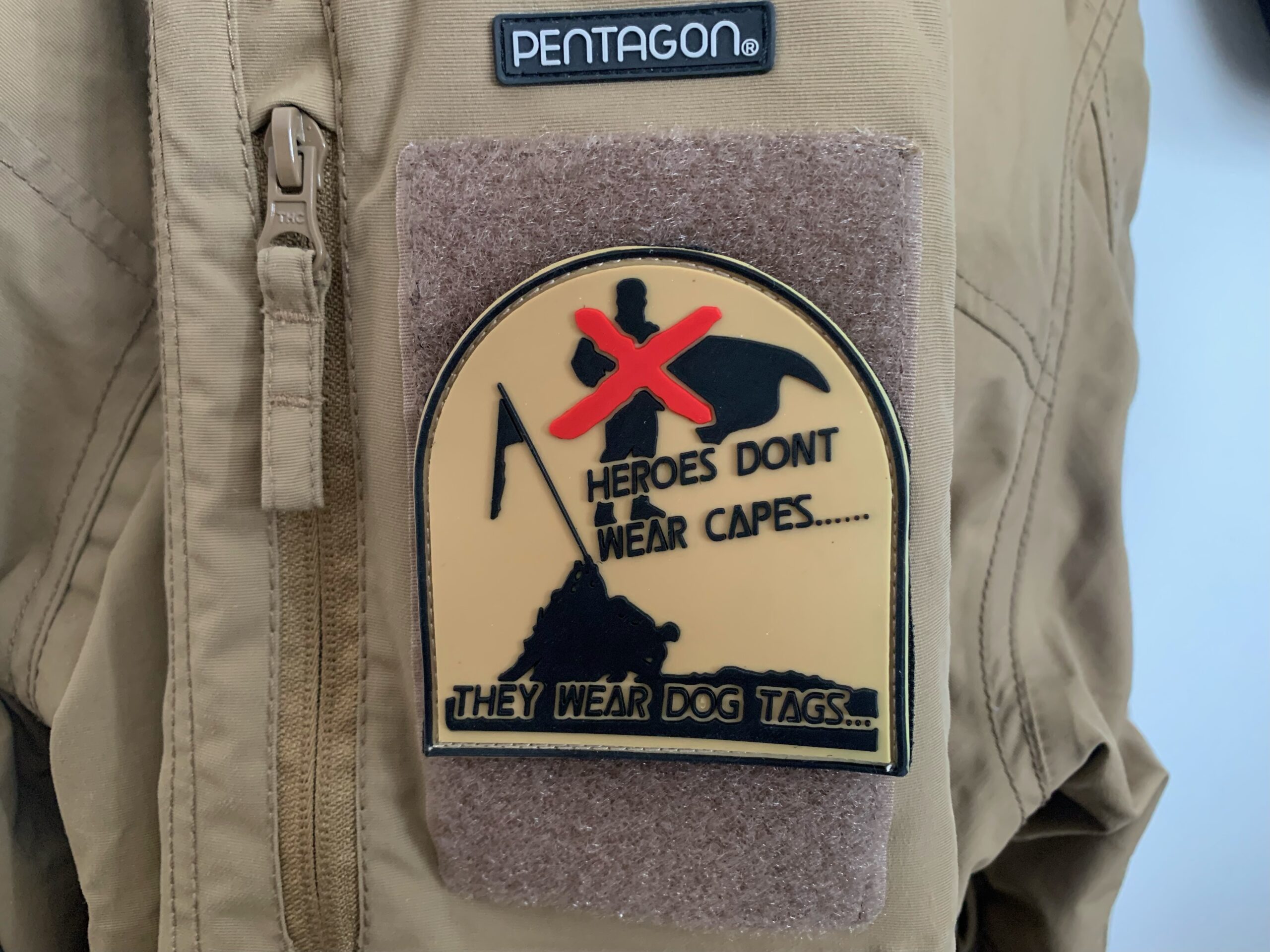 3DRubber Patch:"HEROES DON'T WEAR CAPES" beige IWO JIMA – Bild 3